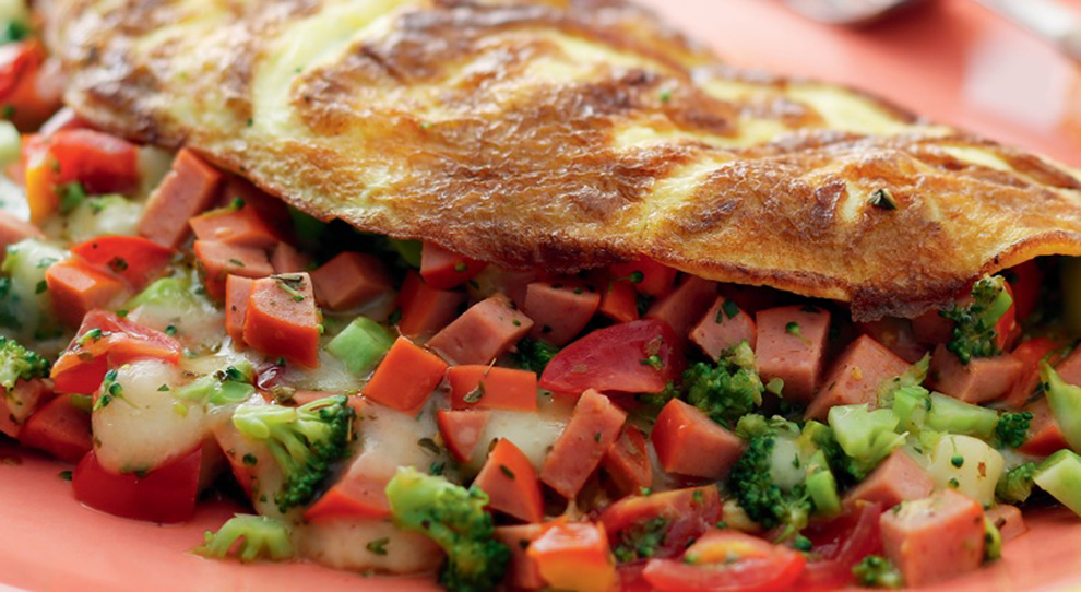 Omelete Vitaminada de Salsicha Seara, Brócolis, Queijo, Tomate e Cenoura