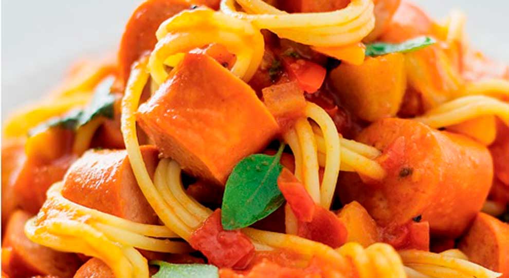Receita Salsicha Seara Espetada no Espaguete com Molho de Tomate Fresco e Abóbora
