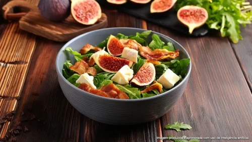 Salada de bacon, figos e brie