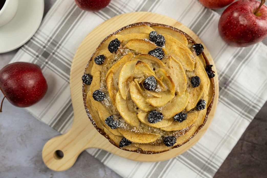 Bolo de maçã e canela com passas