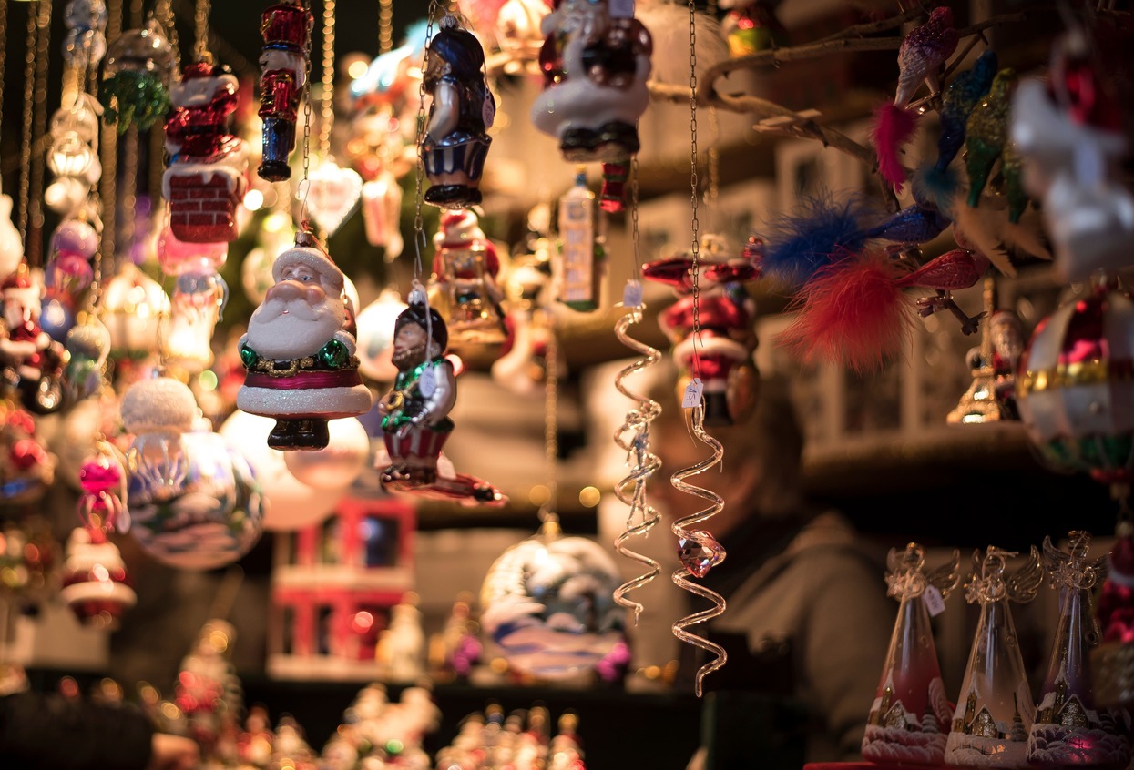 Enfeites pendurados em arvore de natal