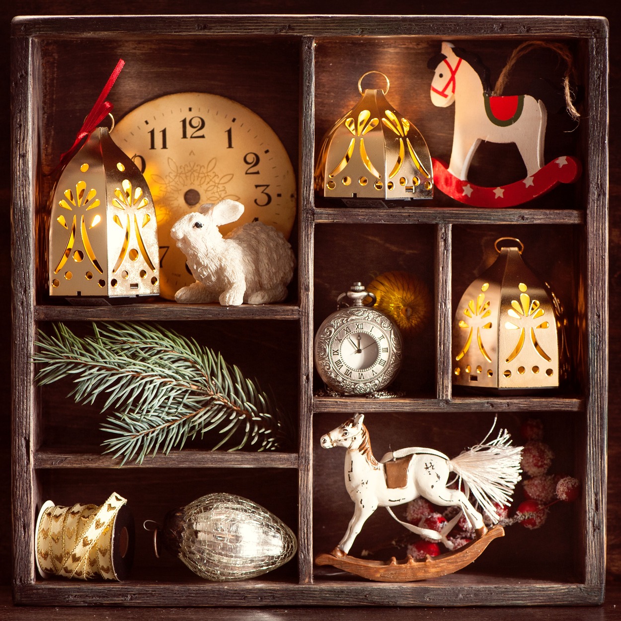 Brinquedos retrô de Natal e decorações em uma caixa de madeira
