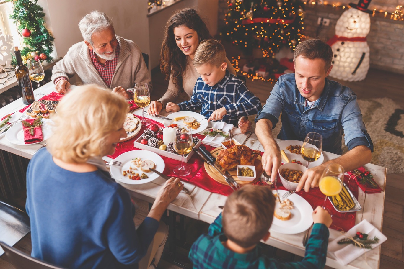 Família reunida a mesa durante almoço