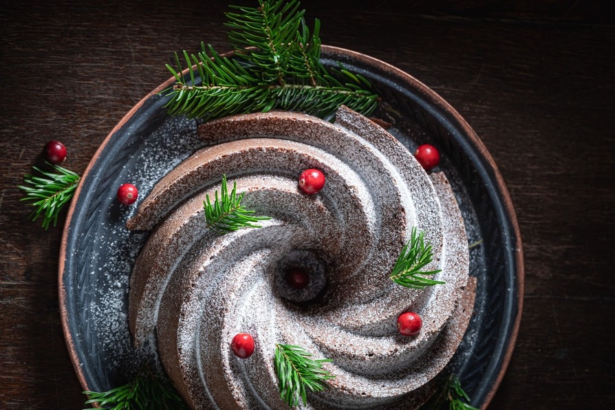 Bolo de chocolate com açúcar polvilhado por cima
