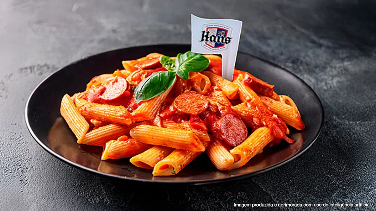 Penne com salsicha Viena e molho de tomate picante