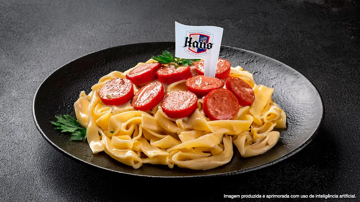 Macarrão cremoso com salsicha de alho