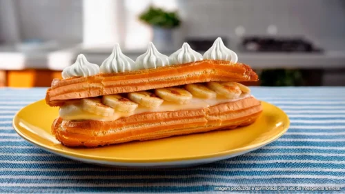 Éclair com recheio de banana e cobertura de chantilly