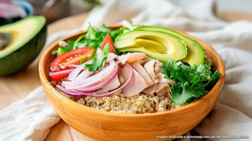 Pokê de peito de frango defumado com abacate e quinoa