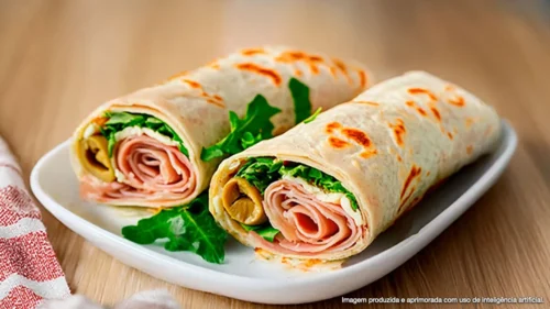 Wrap de peito de frango defumado com queijo feta e azeitonas