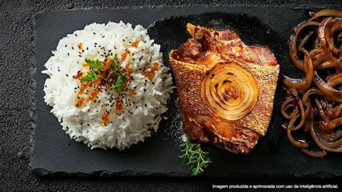 Joelho defumado com cebola caramelizada e arroz branco