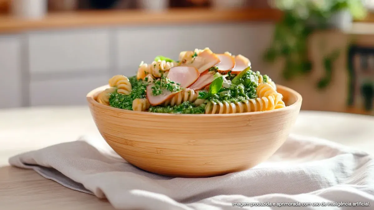 Salada de massa com peito de frango defumado e molho pesto