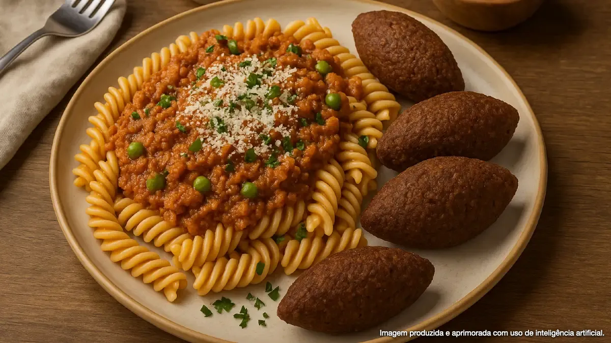 Kibe vegano com macarrão ao molho bolonhesa de ervilha com parmesão