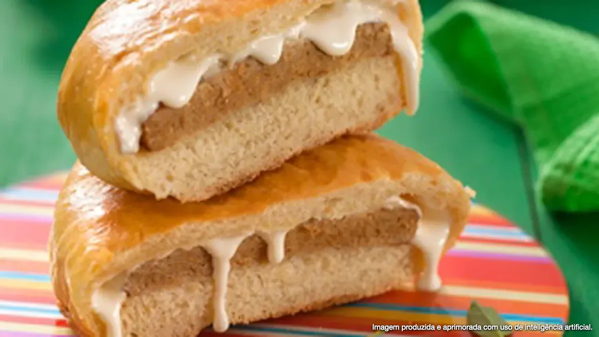 Pão de batata recheado com hambúrguer de frango vegetal
