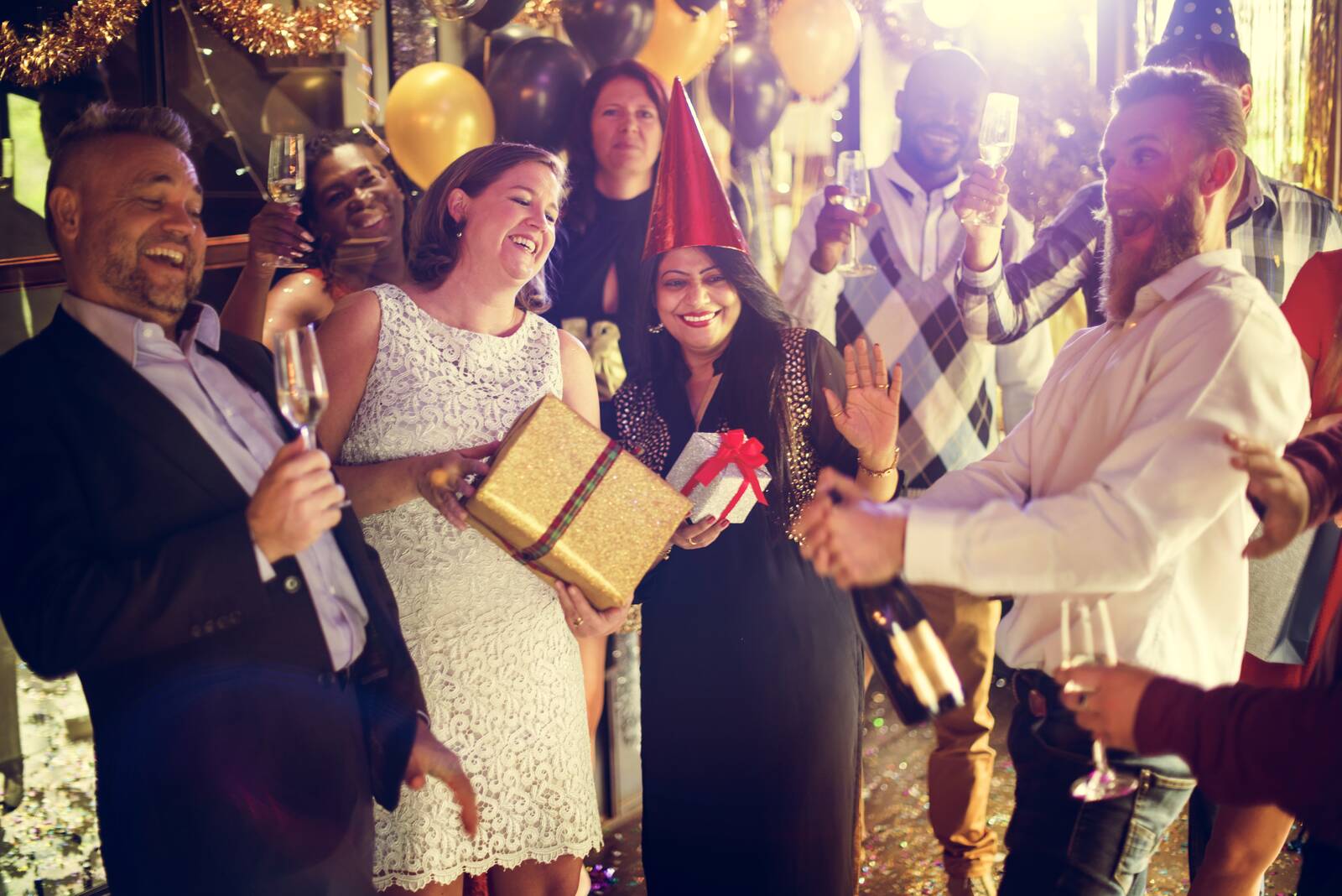 Celebração com amigos e presentes em festa
