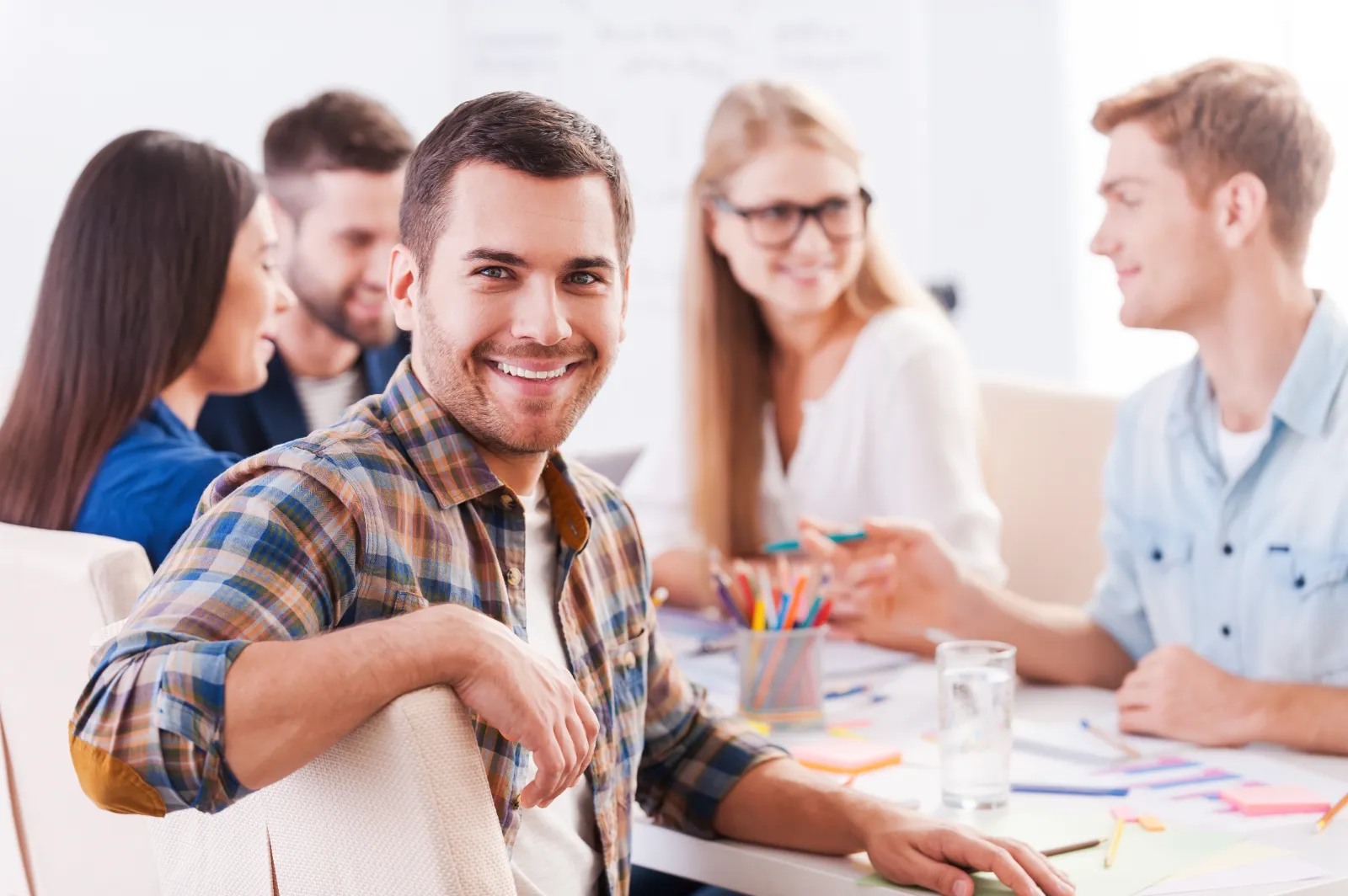 Homem sorridente em grupo colaborativo