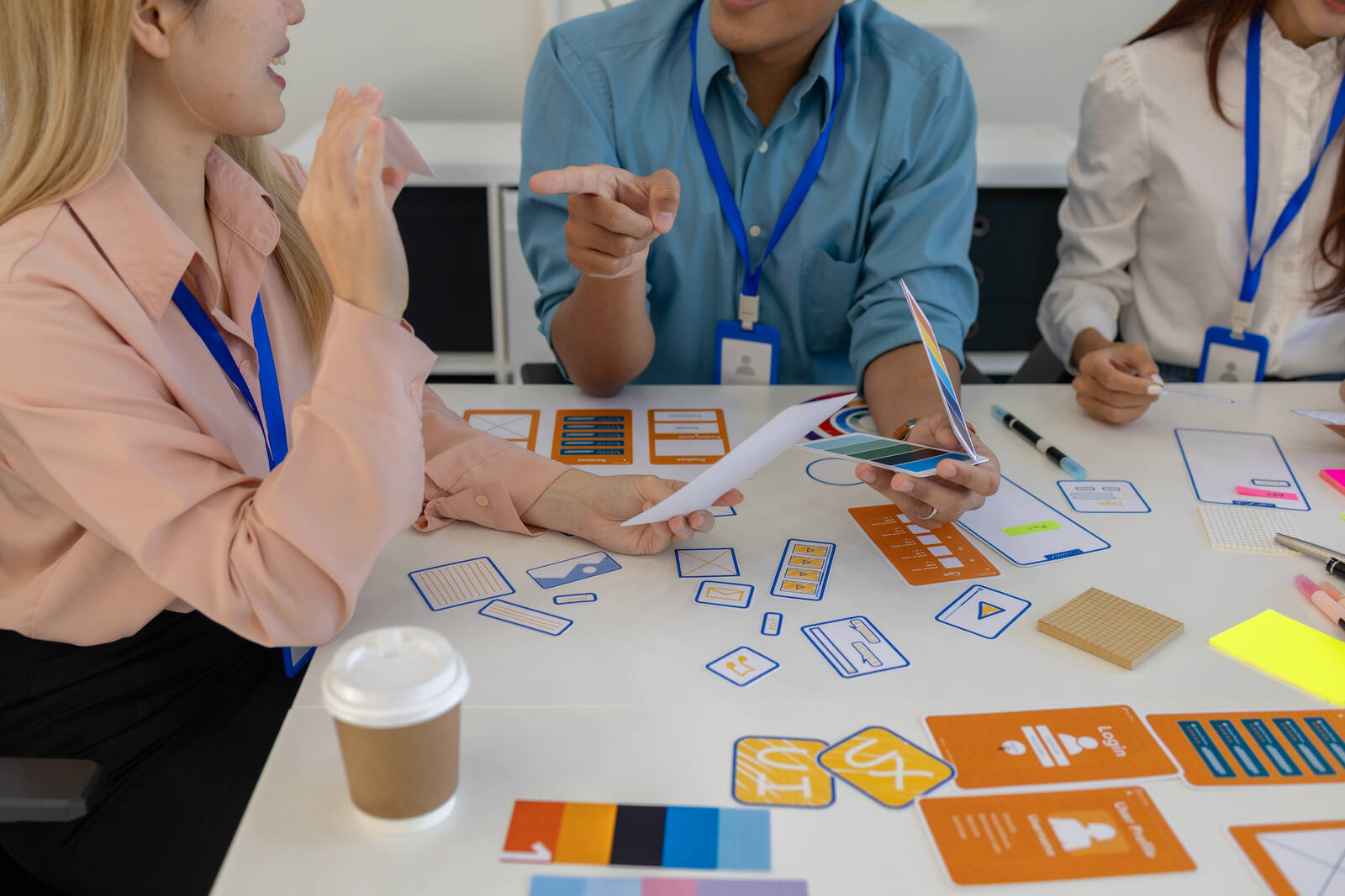 Reunião de equipe com materiais de design e café