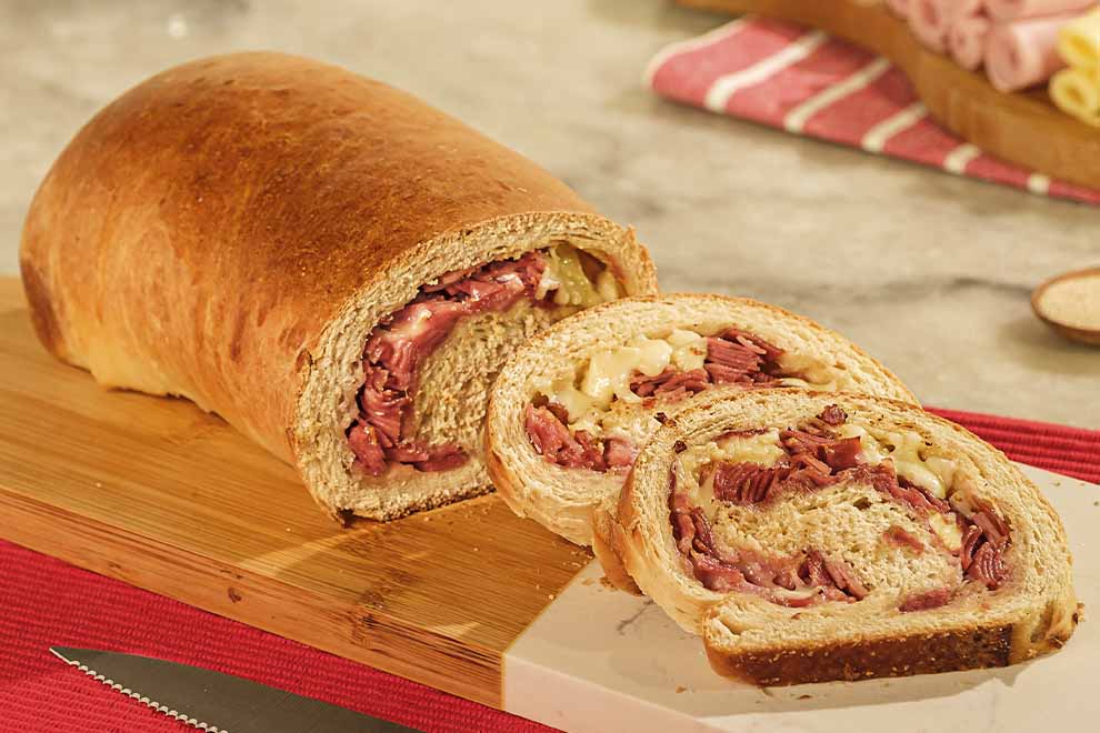 Pão recheado com carne e queijo fatiado