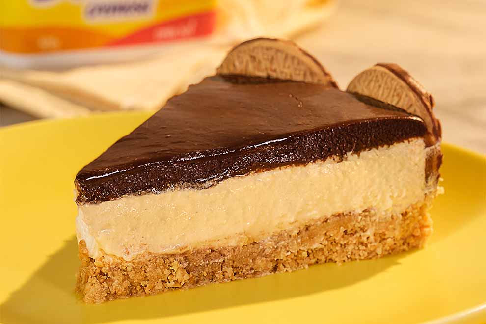 Fatia de torta de chocolate com recheio cremoso