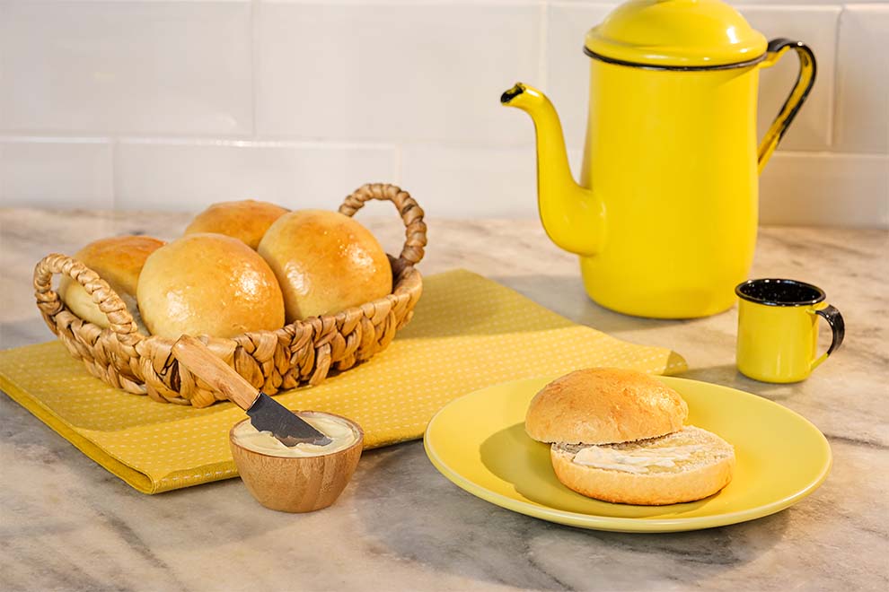 Pão caseiro com manteiga em mesa rústica