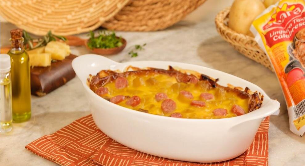 Torta salgada com linguiça e batatas assadas.