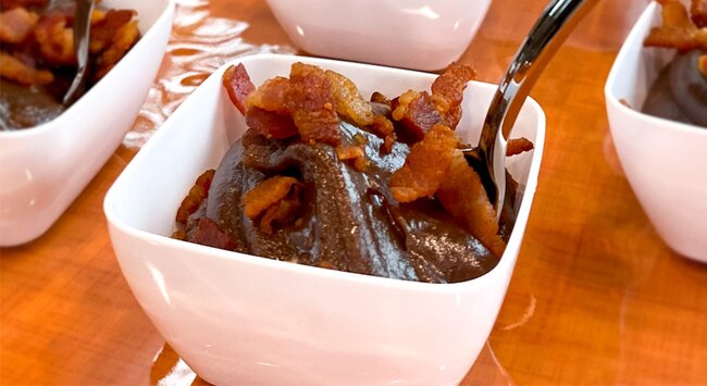 Sobremesa de mousse de chocolate com bacon crocante