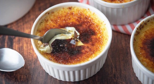 Creme brulée com crosta caramelizada e colher