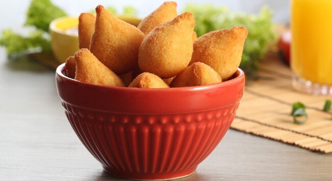 Coxinhas crocantes em uma tigela vermelha