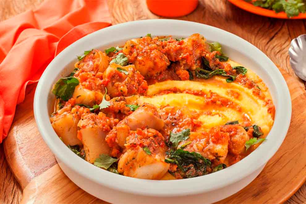 Prato de polenta com ragu de carne e ervas.