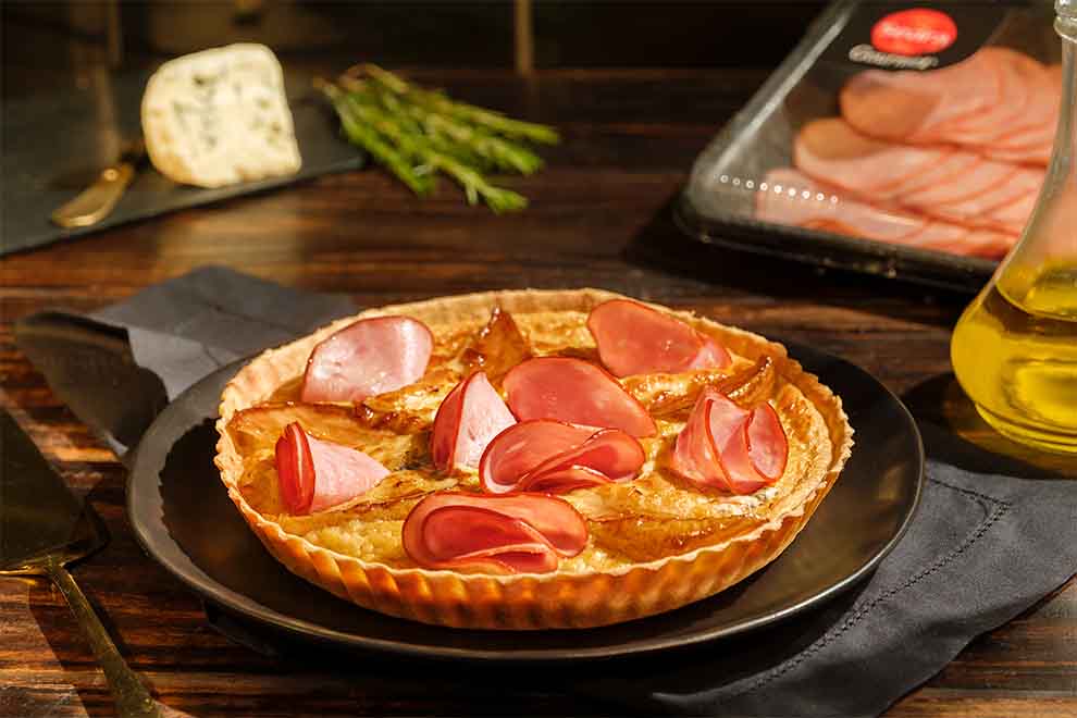 Torta salgada recheada com presunto e queijo