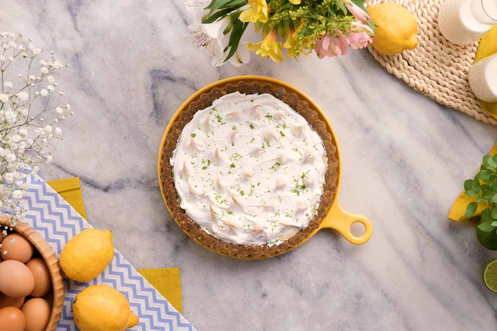 Torta de limão decorada com chantilly e limão