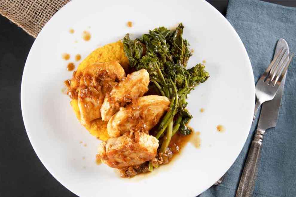 Prato de frango com molho e vegetais sauté