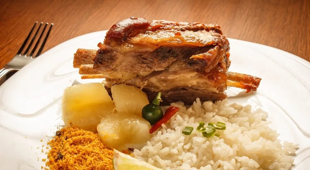 Prato de carne assada com arroz e abacaxi