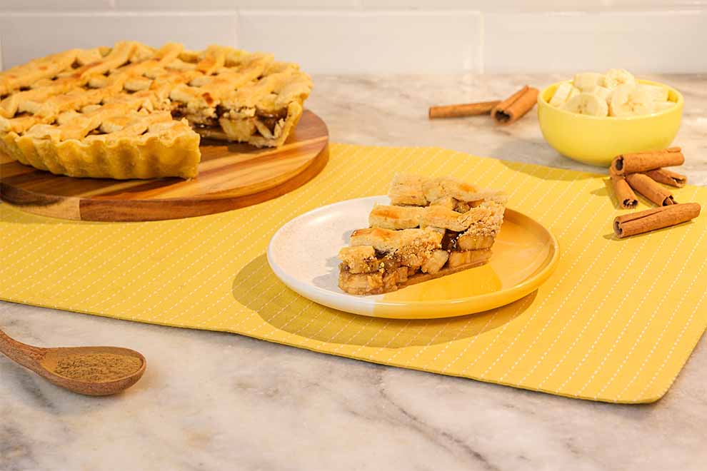Torta de maçã com canela em apresentação elegante