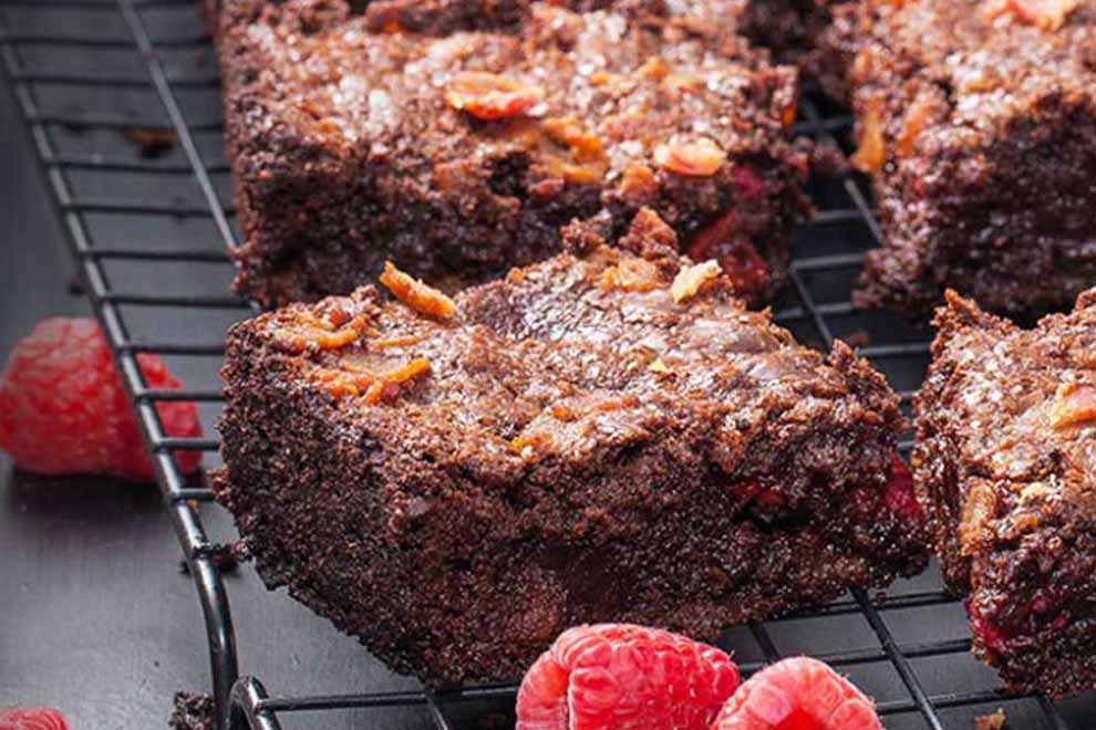 Brownies de chocolate com framboesa em grelha