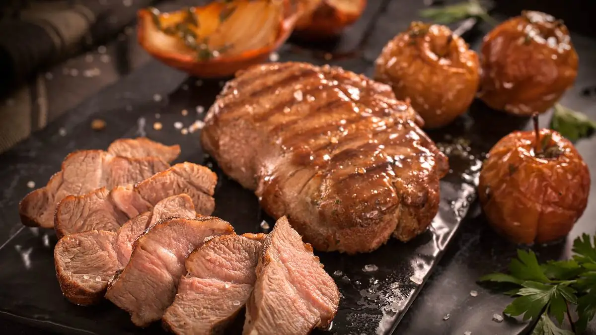 Ancho Suíno ao Chimichurri servido com Maçãs e Cebolas Assadas