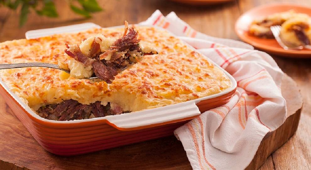 Escondidinho de carne desfiada e purê gratinado
