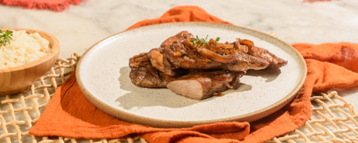 Bife acebolado de frango
