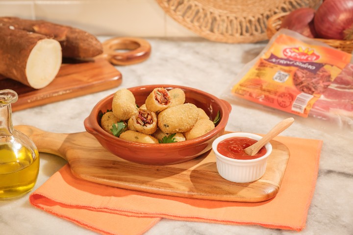 Bolinho-de-aipim-com-jerked-suino-desfiado__JS44758-1