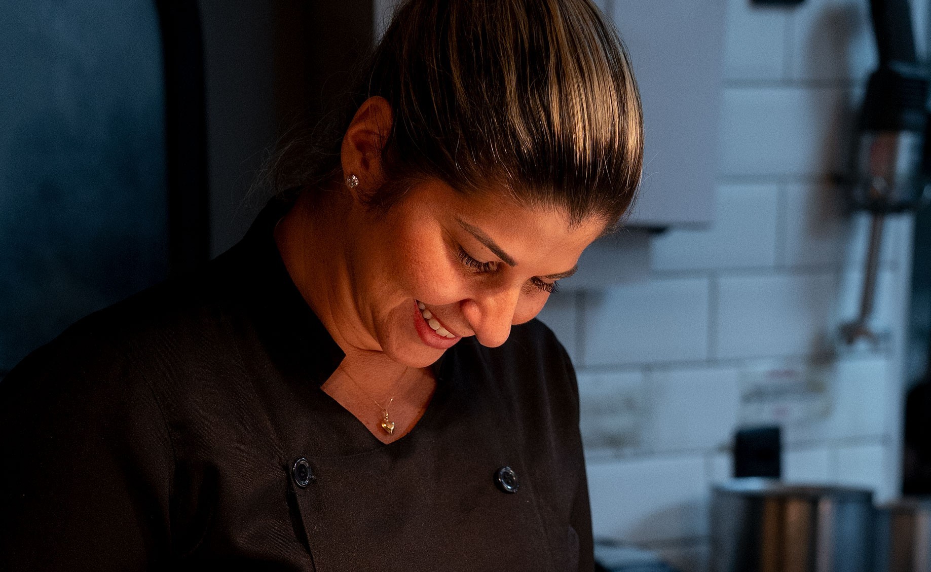 Do cuscuz ao sorvete de carvão: a comida inventiva da chef baiana Lisiane Arouca