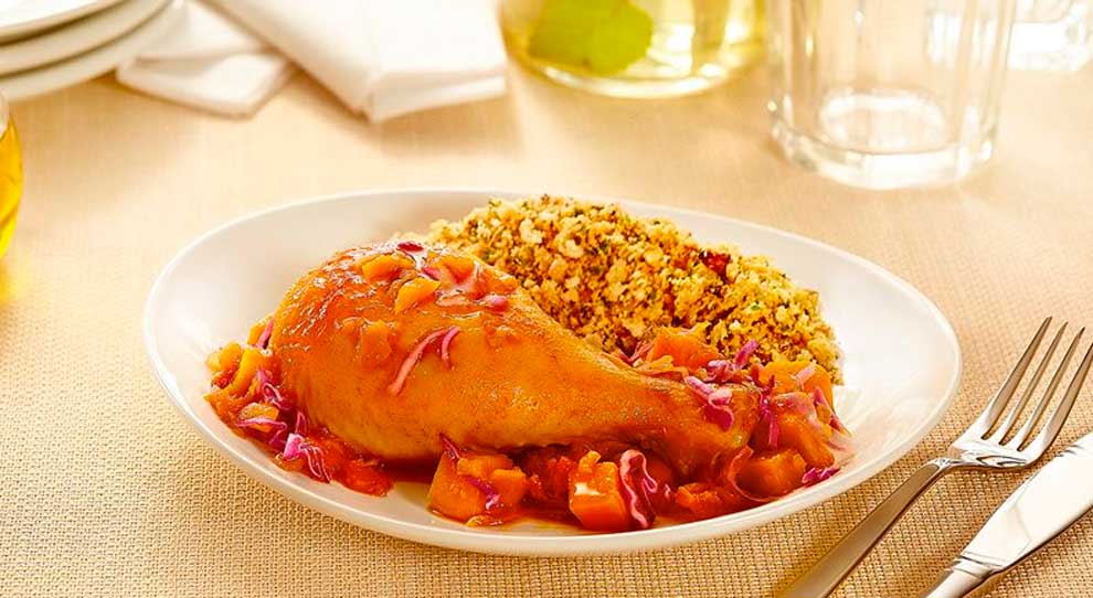 Coxa de Frango de Panela Com Abóbora, Repolho Roxo e Farofa de Ervas