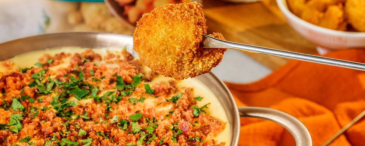 Fondue de queijo com farofa de bacon