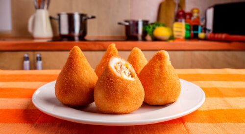 Receitas de petiscos: coxinhas de frango recheadas com queijo