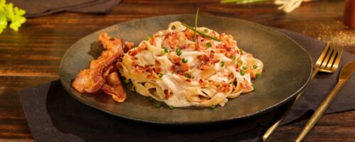 Macarrão ao Molho Branco com Bacon Crocante