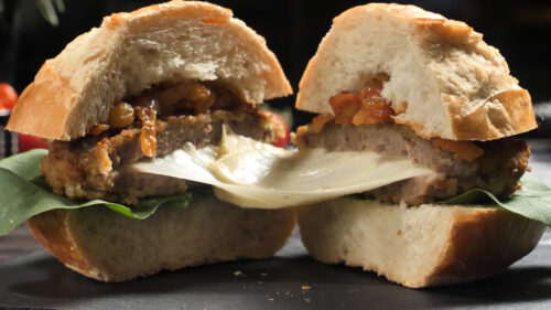 Hambúrguer de Polpetone Recheado e Chutney de Tomate