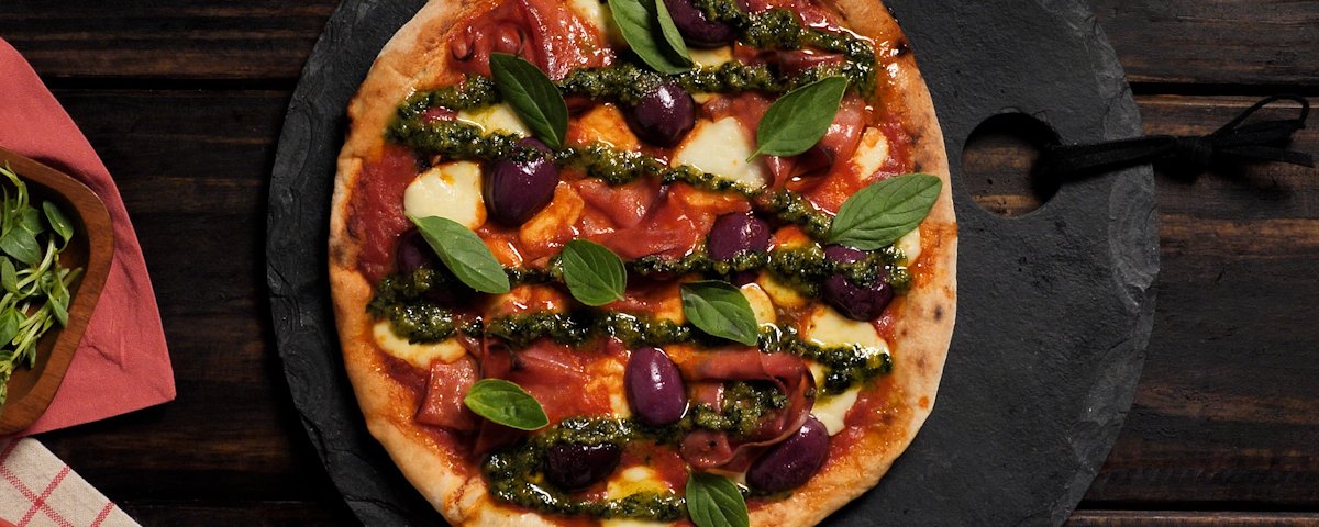 Pizza de mortadela com pesto de manjericão