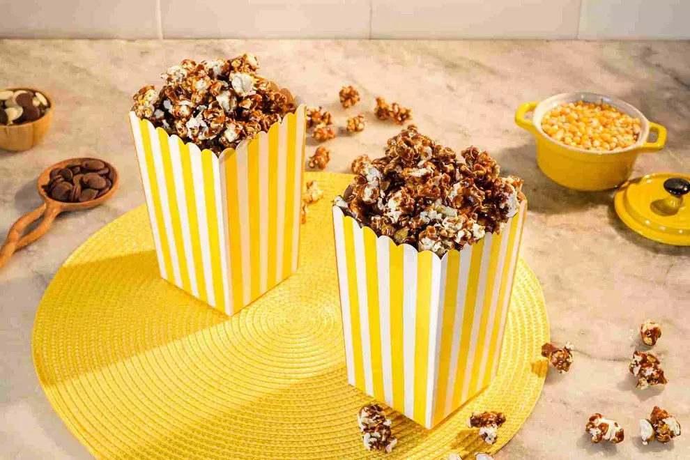 dois sacos de pipoca de chocolate em um saco de pipoca