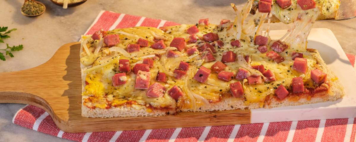Pizza de pão de forma com mortadela