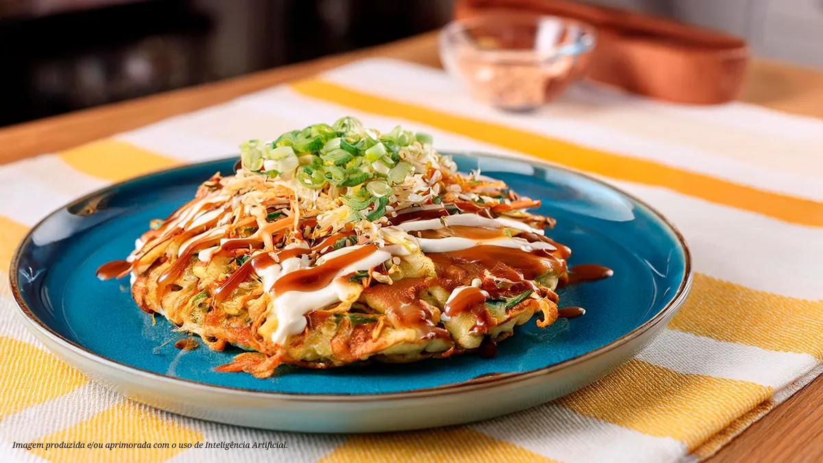 Okonomiyaki (panqueca tradicional japonesa)