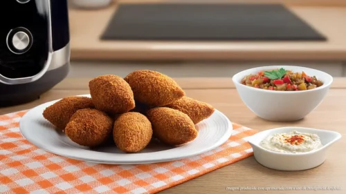Kibe preparado na airfryer com salada de berinjela e molho de tahine