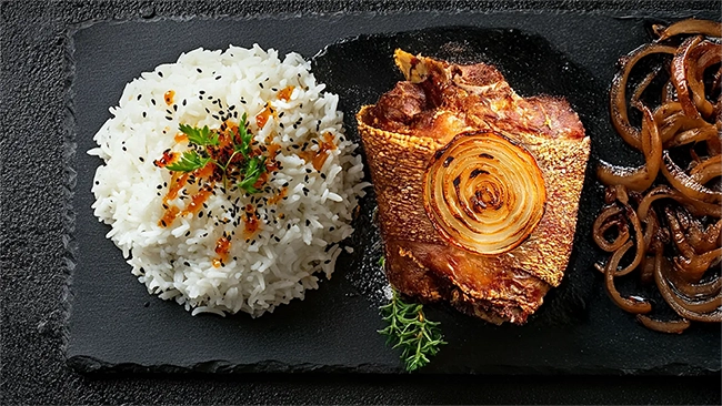 Joelho defumado com cebola caramelizada e arroz branco